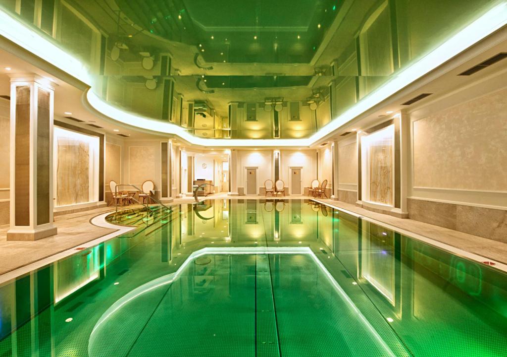 Bazén v ubytování Parkhotel Richmond nebo v jeho okolí