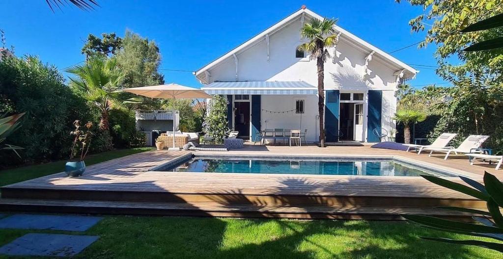 une villa avec piscine devant une maison dans l'établissement Magnifique Villa 500 M Ocean 5 min du lac Hossegor, à Capbreton