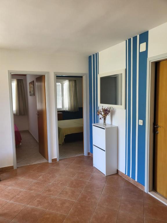 Televízia a/alebo spoločenská miestnosť v ubytovaní Apartments Mimoza