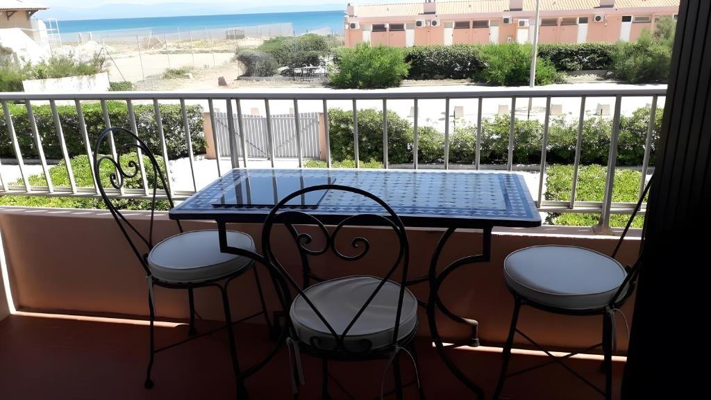 d'une table et de quatre chaises sur un balcon. dans l'établissement Appartement Vue Mer, à Hyères