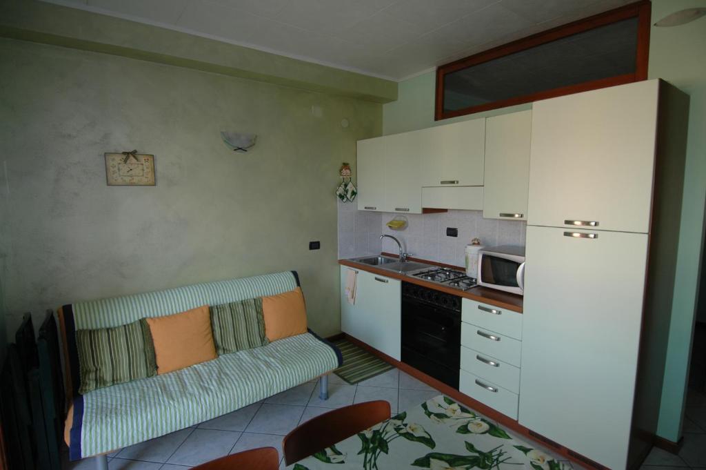 eine Küche mit einem Sofa in einer kleinen Küche in der Unterkunft Appartamento alle Magnolie in Sirmione
