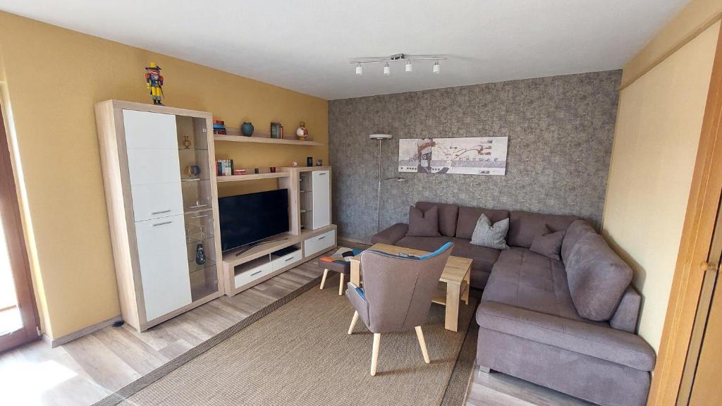 un salon avec un canapé et une table dans l'établissement Ferienwohnung Sonja Sinsheim, à Sinsheim