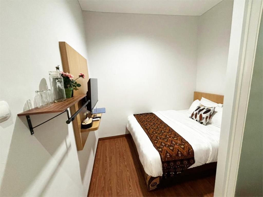 A bed or beds in a room at Florens Inn