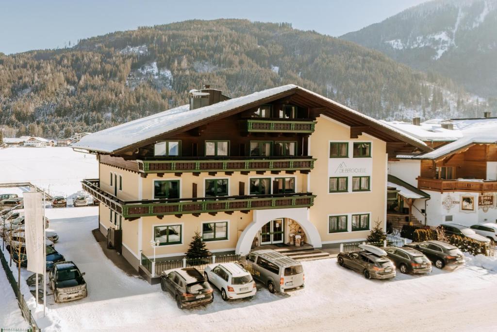 Nespecifikovaný výhled na hory nebo výhled na hory při pohledu z hotelu