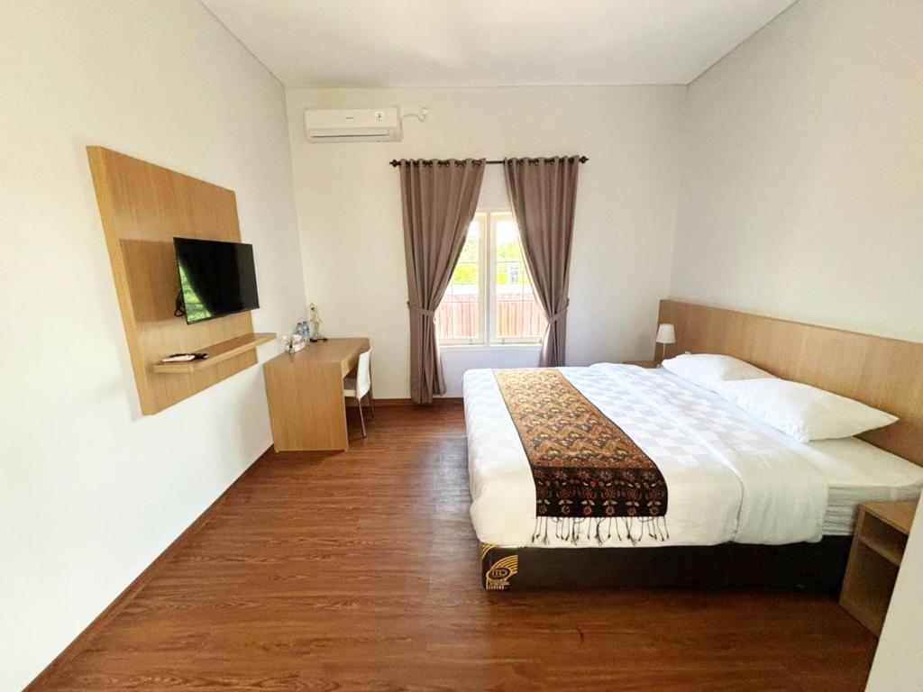 A bed or beds in a room at Florens Inn