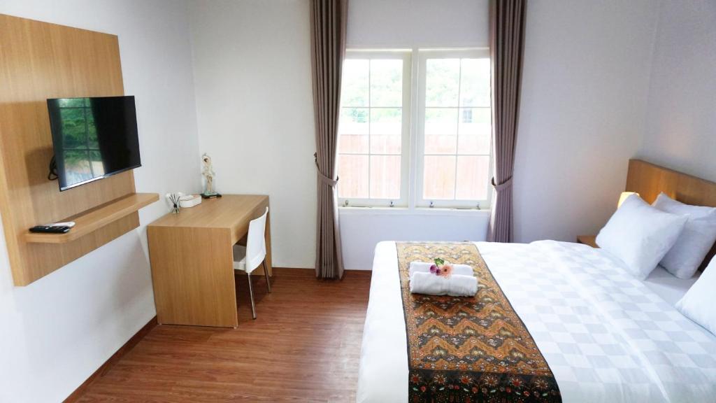 A bed or beds in a room at Florens Inn