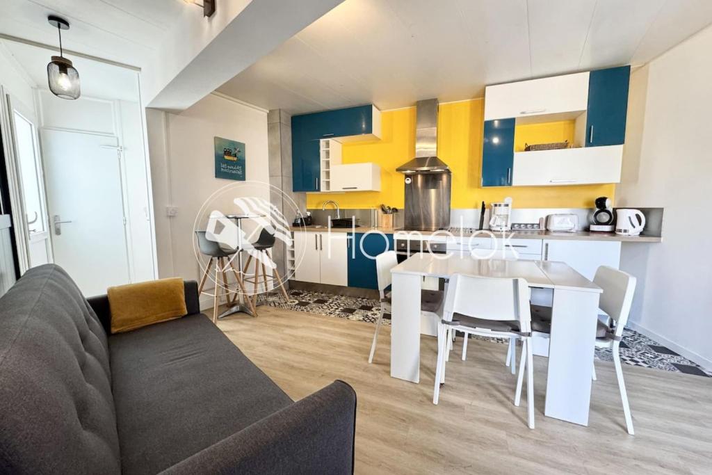 Kuchyň nebo kuchyňský kout v ubytování Agréable maisonnette entièrement rénovée -Terrasse