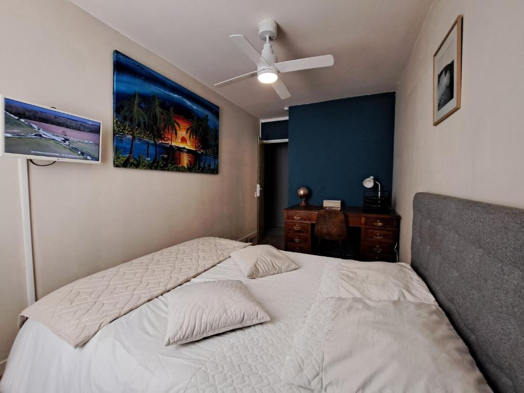 Ένα ή περισσότερα κρεβάτια σε δωμάτιο στο Chambre spacieuse nimes quartier populaire