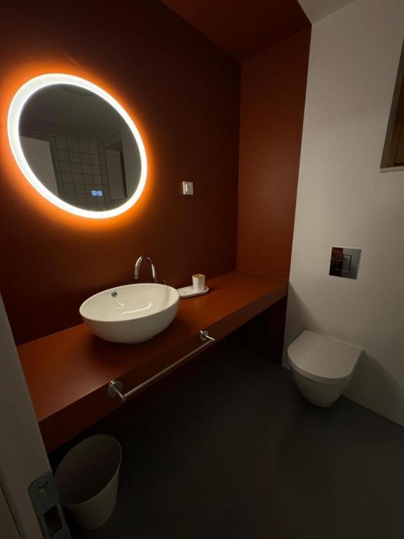 Oasis Airport Apartments and Rooms - 1