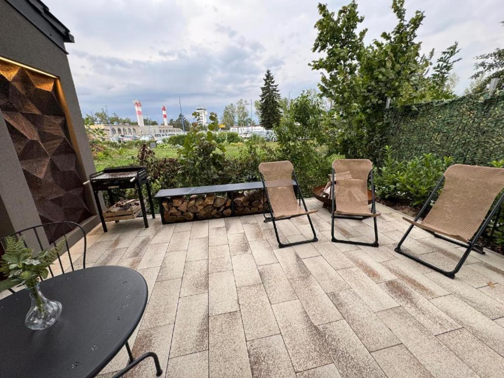 Oasis Airport Apartments and Rooms - 7