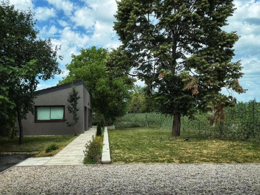 Oasis Airport Apartments and Rooms - 9