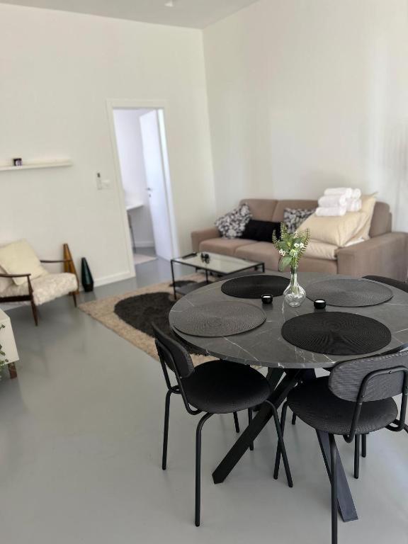 Oasis Airport Apartments and Rooms - 11