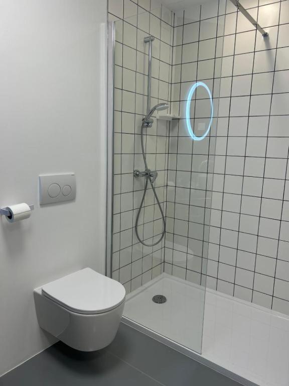 Oasis Airport Apartments and Rooms - 14