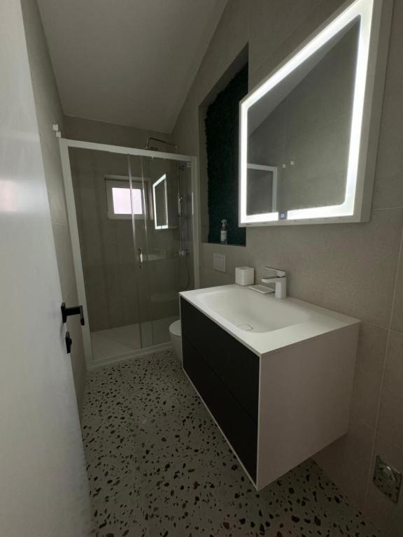 Oasis Airport Apartments and Rooms - 16