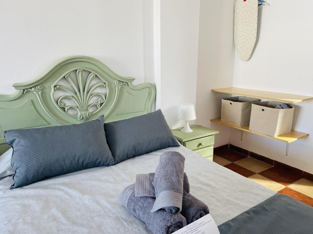 A bed or beds in a room at Estudio Jimena Córdoba en el centro de Nerja