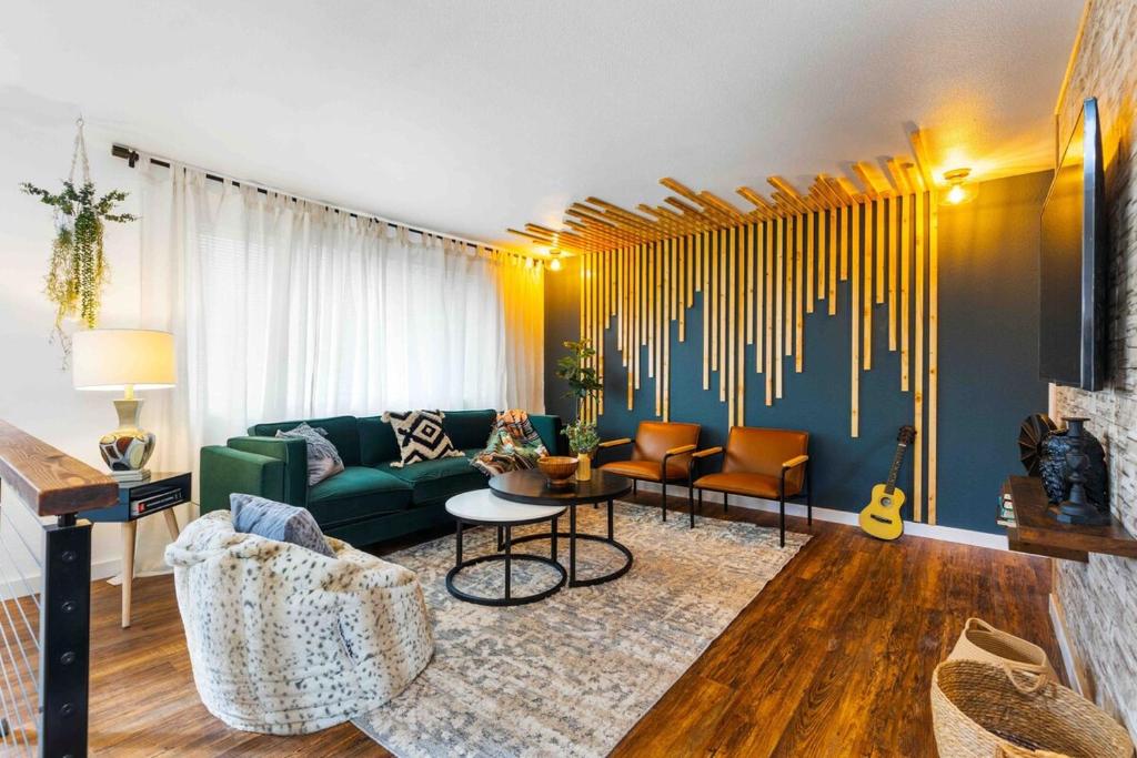 ein Wohnzimmer mit einem Sofa und Stühlen und einer Gitarre in der Unterkunft Luxury Living - Kirkland Stylish Home - Prime Spot in Kirkland