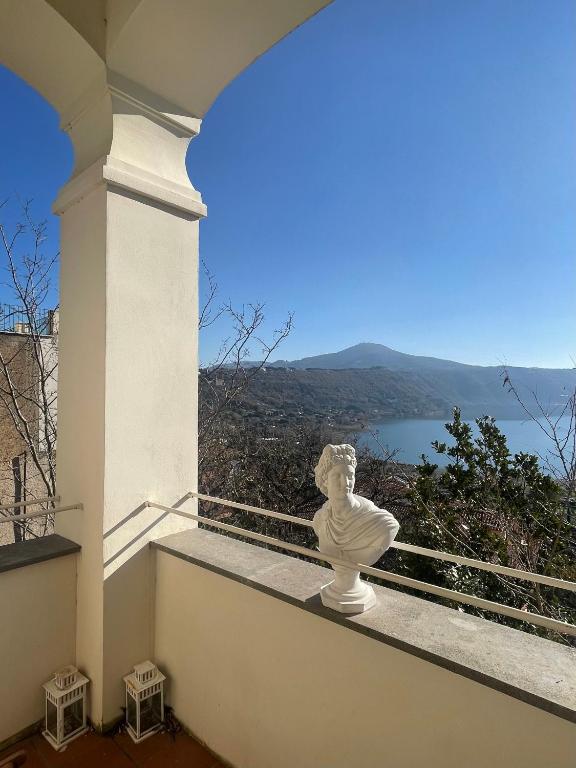 posąg na balkonie domu z widokiem w obiekcie Domus Lago Rome w mieście Castel Gandolfo