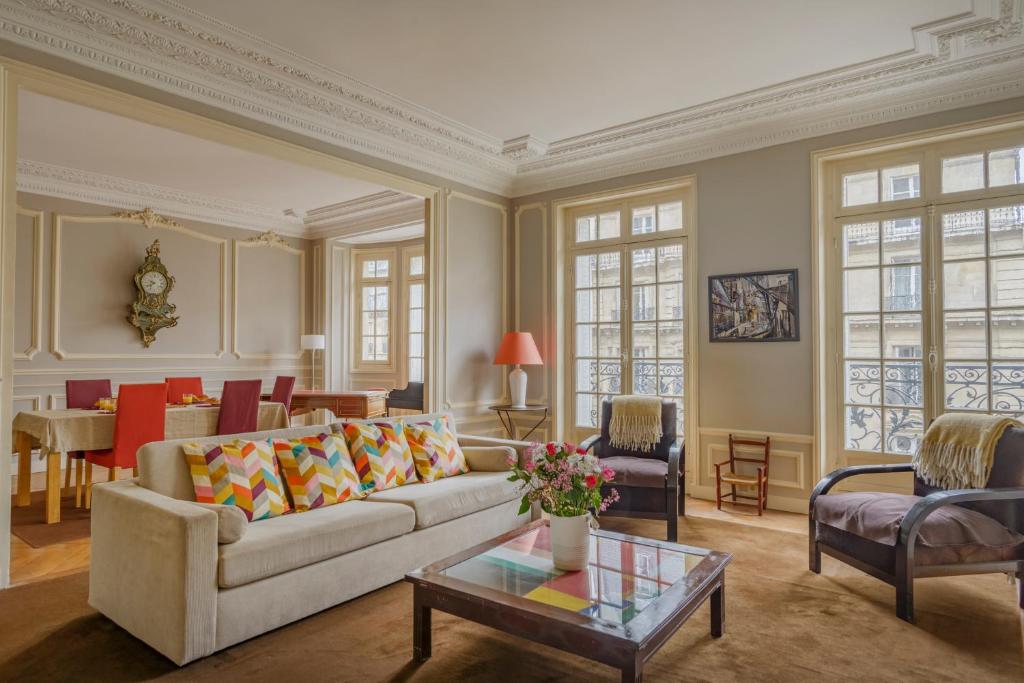 un salon avec un canapé et une table dans l'établissement Paris Courcelles Prestige Residence, à Paris