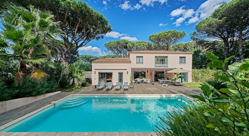 une maison avec une piscine et une maison dans l'établissement Las Sablas-Villa 5 chambres-Piscine- Saint-Tropez, à Saint-Tropez