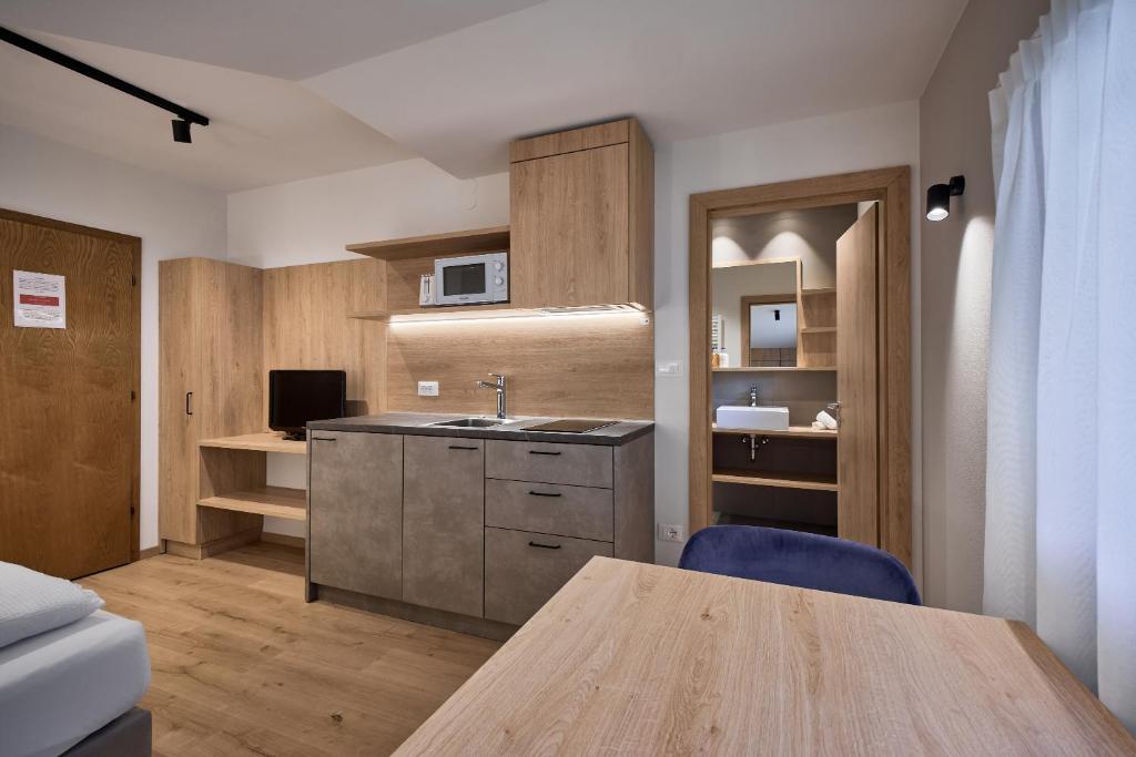 Kuchnia lub aneks kuchenny w obiekcie Apartment Steinach
