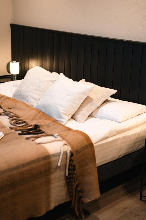 Postel nebo postele na pokoji v ubytování Kaķītis hotel & spa