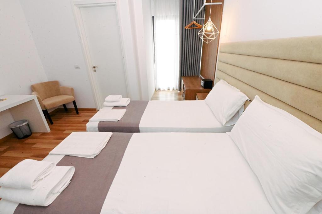 Una cama o camas en una habitación de Bianco Hotel