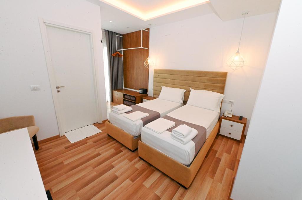 Una cama o camas en una habitación de Bianco Hotel