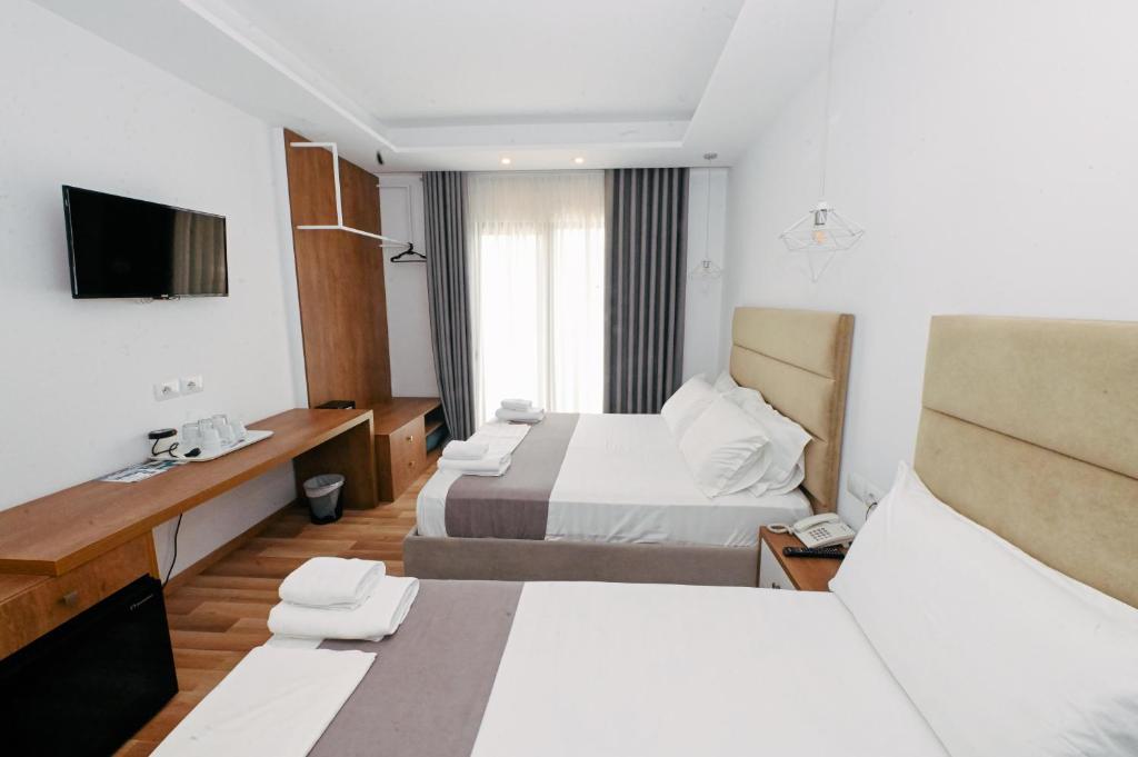 Una cama o camas en una habitación de Bianco Hotel