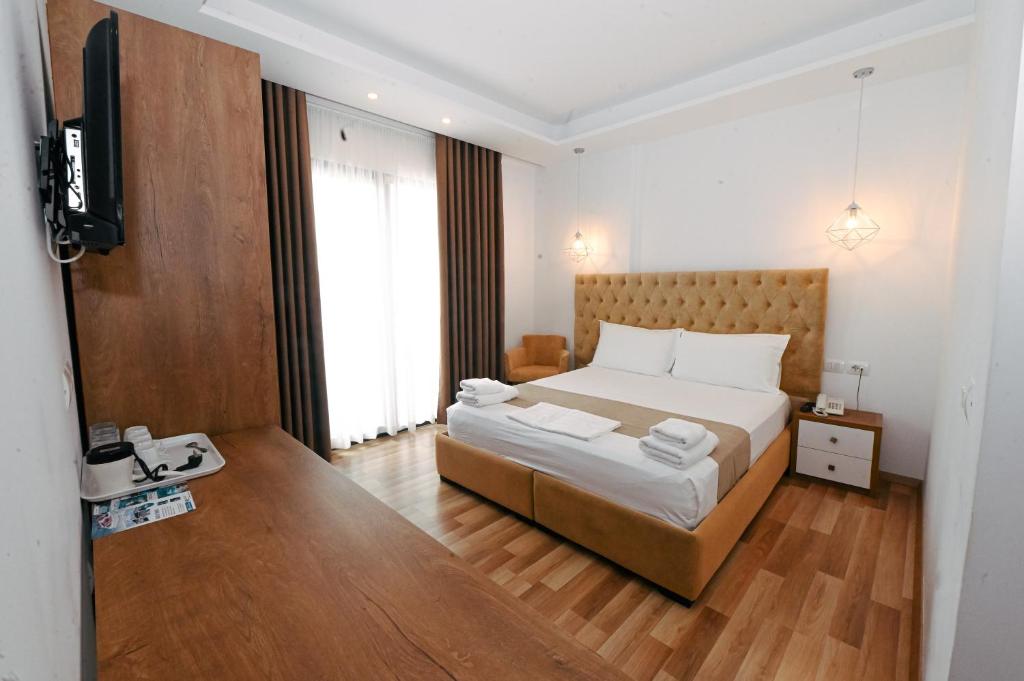Una cama o camas en una habitación de Bianco Hotel