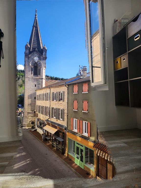 une maquette d'un bâtiment avec une tour d'horloge dans l'établissement logodrine2, à Lalouvesc