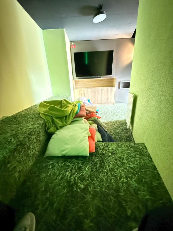 Postel nebo postele na pokoji v ubytování Wohnung mit See und Bergsicht im vier Sterne Hotel