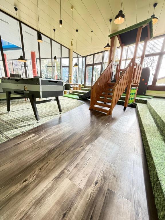 Posezení v ubytování Wohnung mit See und Bergsicht im vier Sterne Hotel