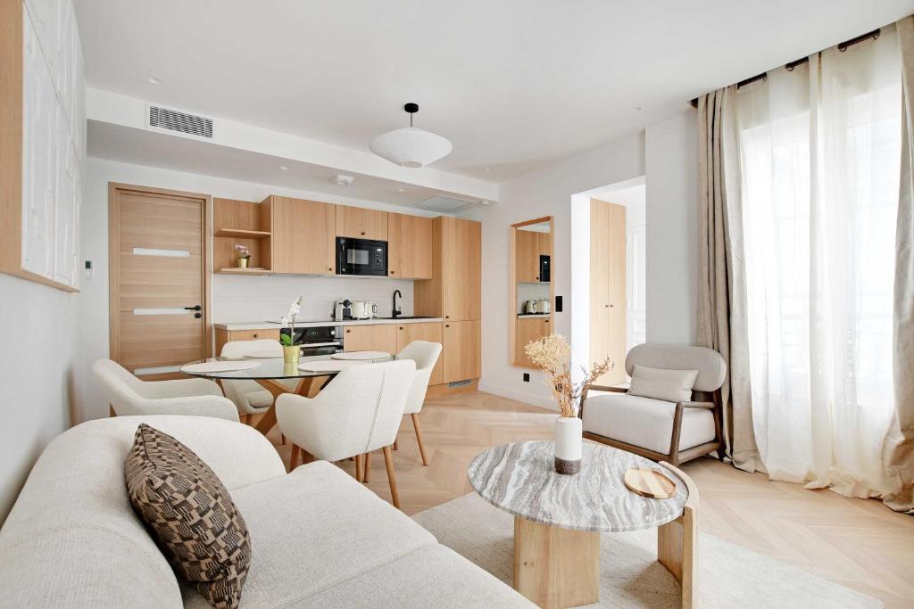 un salon avec un canapé et une table dans l'établissement Charming apartment - AC- 3BR-6P- Montorgueil, à Paris