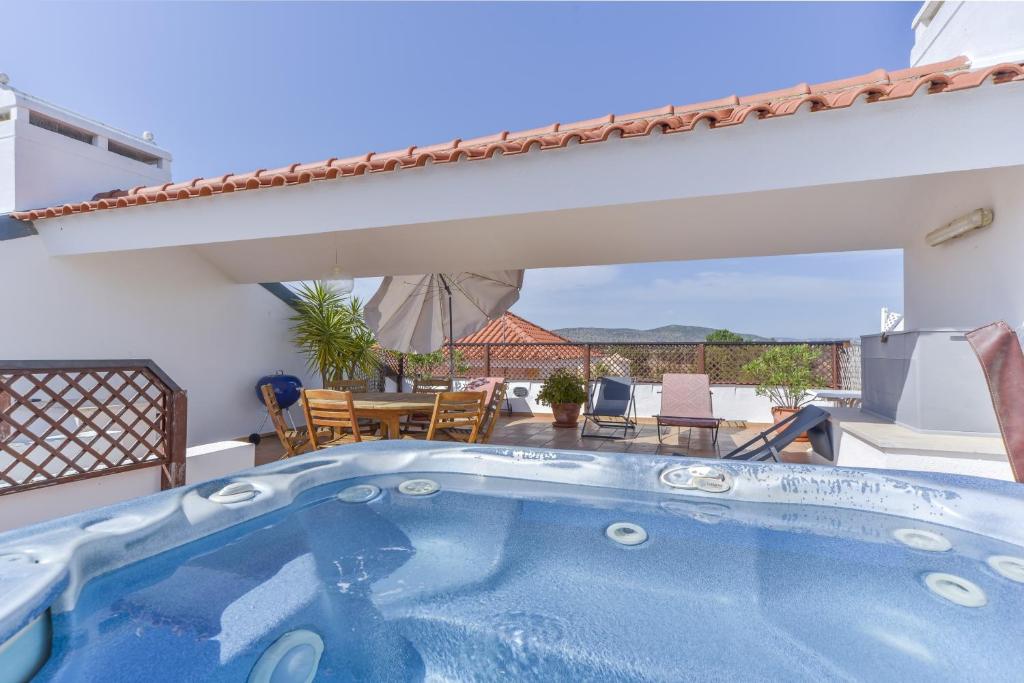 Swimmingpoolen hos eller tæt på Apartamento Vila Sol com terraço e jacuzzi privad