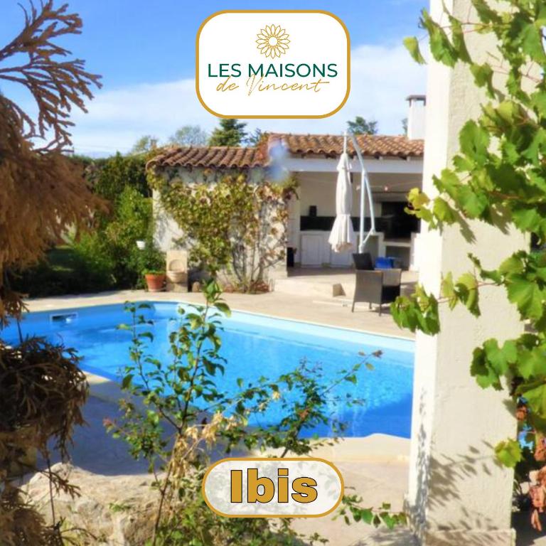 une maison dotée d'une piscine avec les mots «assure les voyages» dans l'établissement Ibis - villa avec piscine, jardin et parking, à Arles
