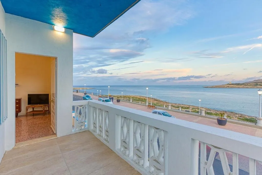 Qawra Beachside Bliss