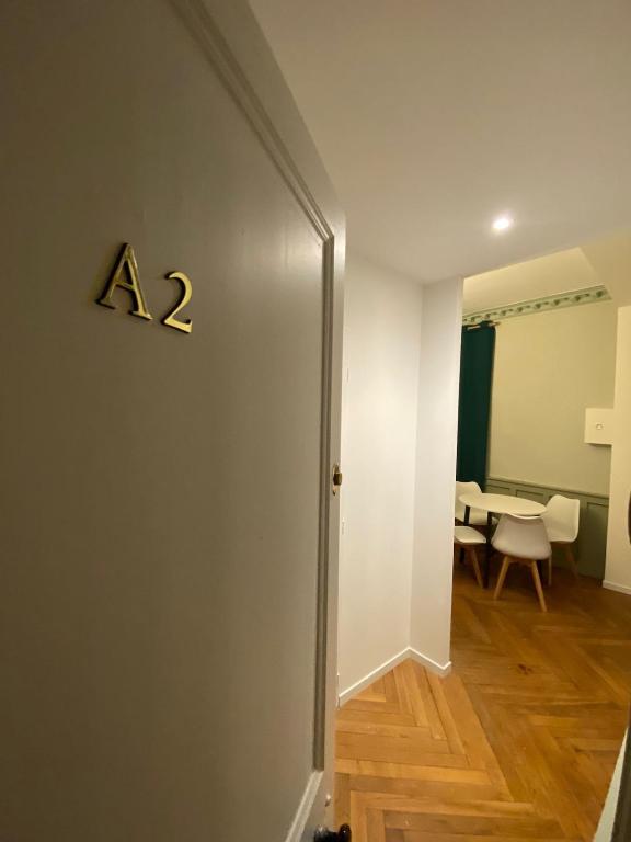 une pièce avec une porte avec un numéro sur le mur dans l'établissement L'imprimerie A2, studio cosy au coeur de la Roche !, à La Roche-sur-Yon