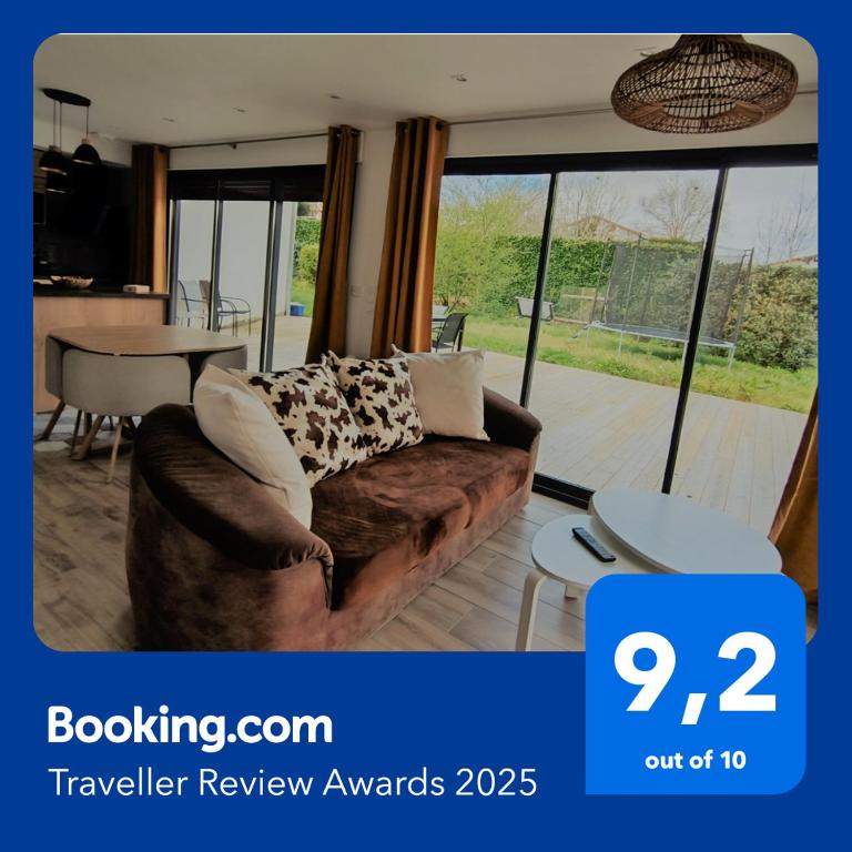 un salon avec un canapé et une table dans l'établissement Pied à terre central Pays Basque, à Larressore