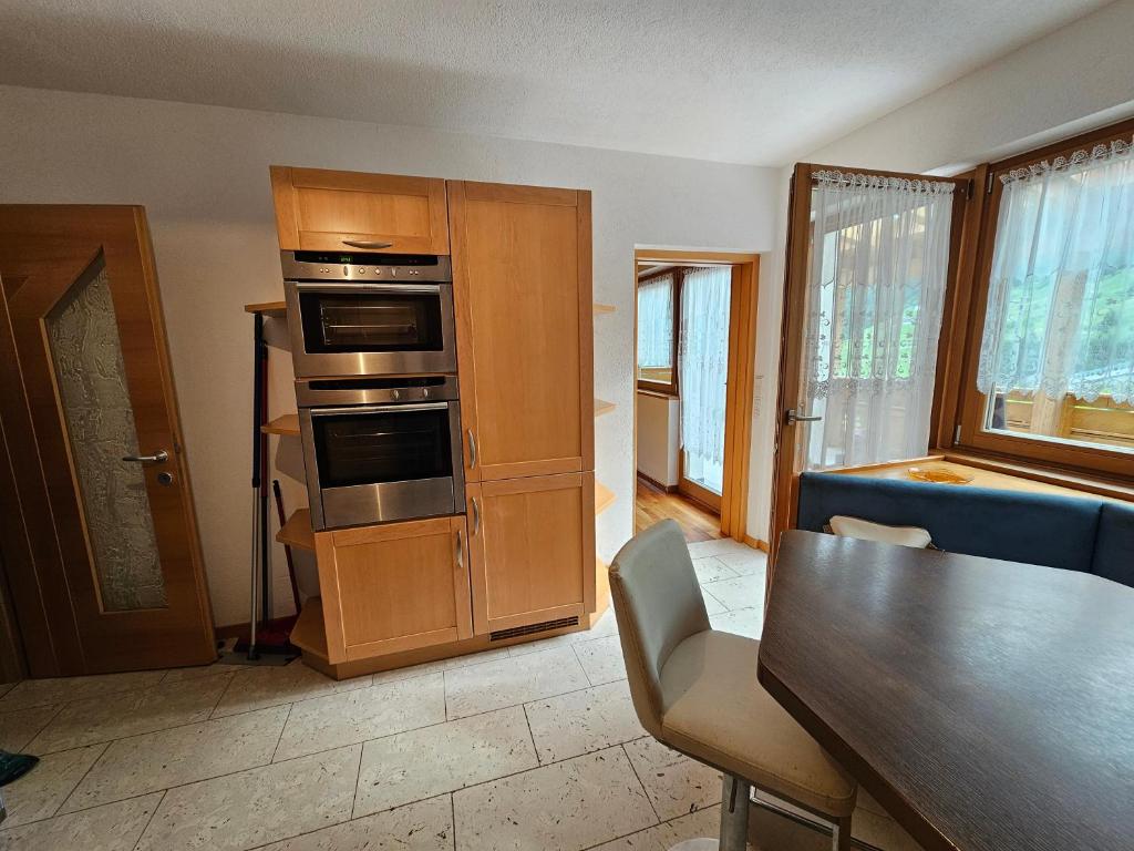 Kuchyň nebo kuchyňský kout v ubytování Alpenblick Lodge Tscholl