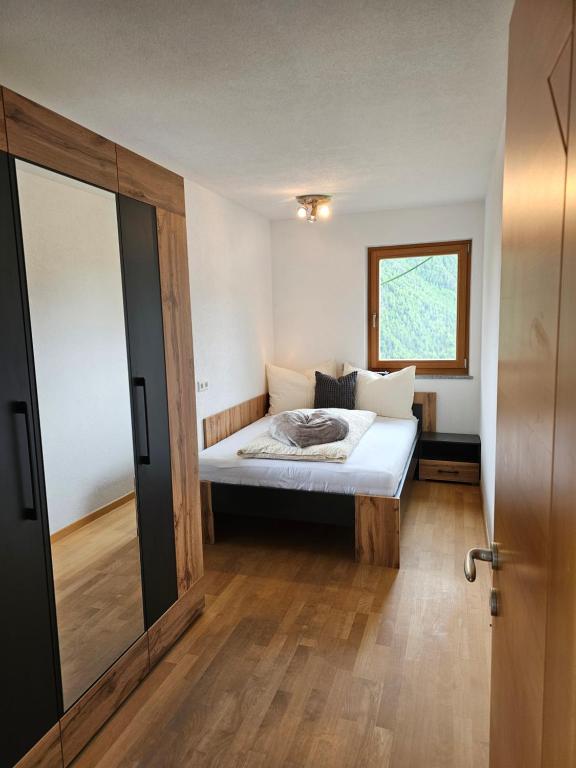 Postel nebo postele na pokoji v ubytování Alpenblick Lodge Tscholl