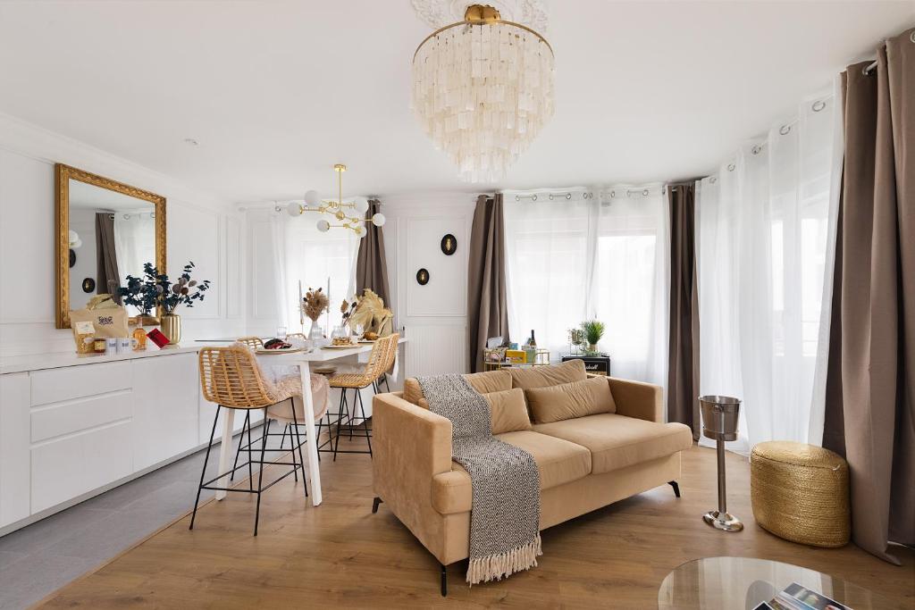 ein Wohnzimmer mit Sofa und Tisch in der Unterkunft Suite de Luxe à 10 min de Paris - Sauna, Cinéma in Bagneux