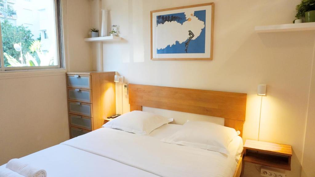 une chambre avec un lit et un tableau au mur dans l'établissement Proche Croisette, Studio Cosy by Palmazur, à Cannes