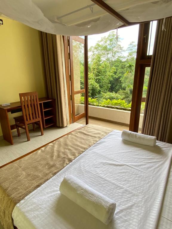 Postel nebo postele na pokoji v ubytování Kandy Lotus Chalet
