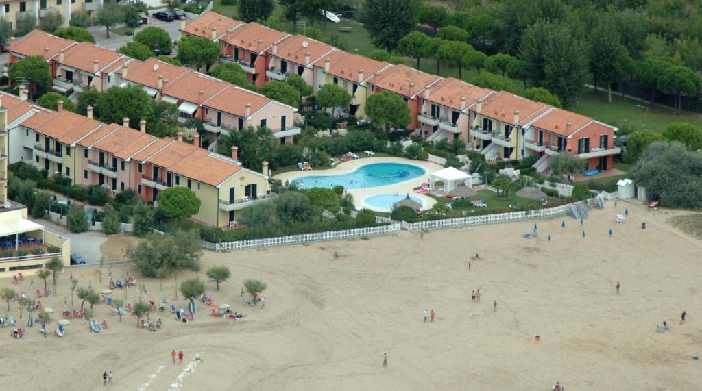カヴァッリーノ・トレポルティにあるResidence Porto Soleのビーチとプール付きのリゾートの空中ビュー
