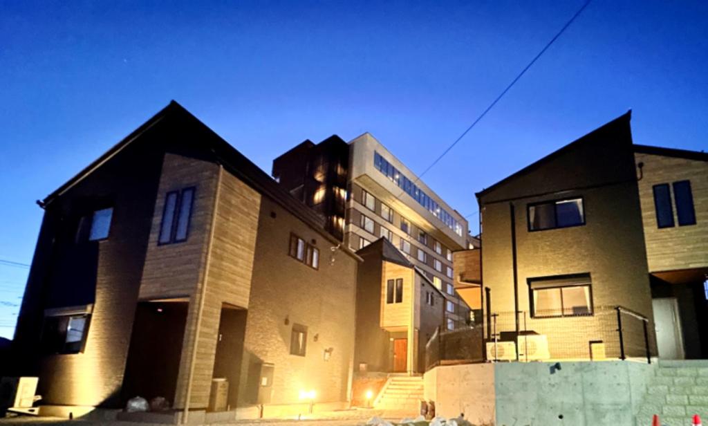Budova, kde se aparthotel nachází