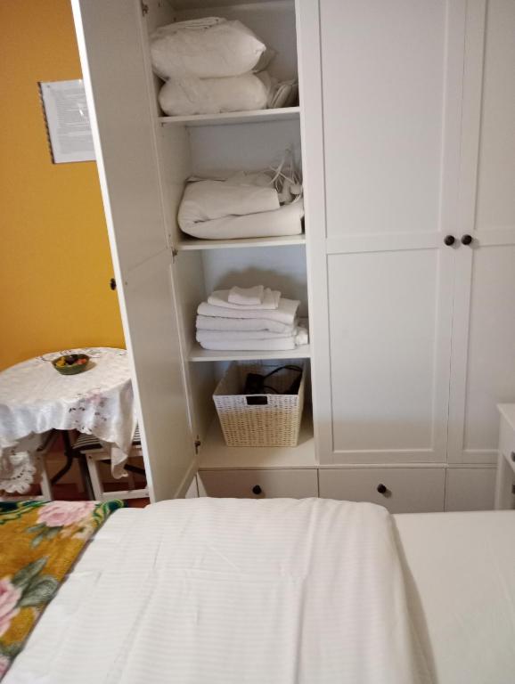 Postel nebo postele na pokoji v ubytování Comfy Private Room and Bathroom on the top floor of a Home Stay Ten Mins Walk to the Ctr, Two flights of stairs to climb