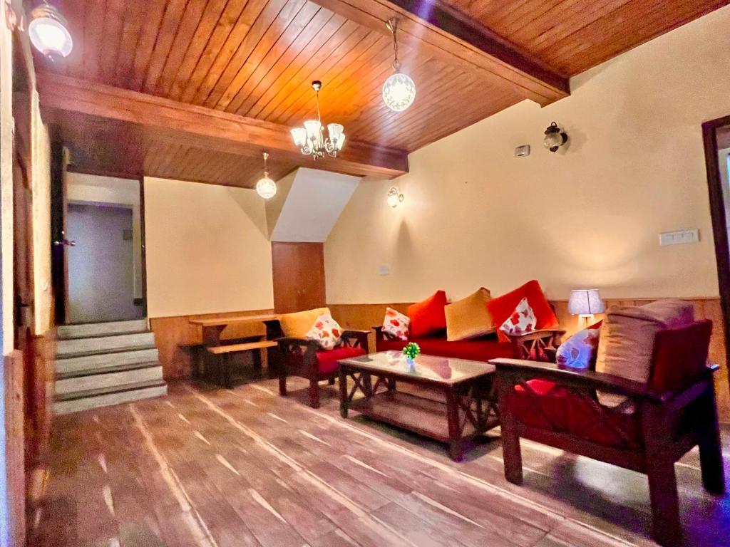 Posezení v ubytování The RAMA Lodge, Manali - 1,2,3,4 Bedrooms independent Luxury Cottages available With Mountain View