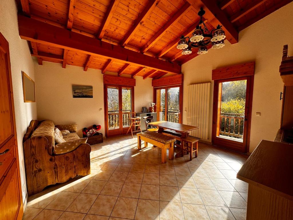 un salon avec un canapé et une table dans l'établissement Appartement Saint-Gervais, à Saint-Gervais-les-Bains