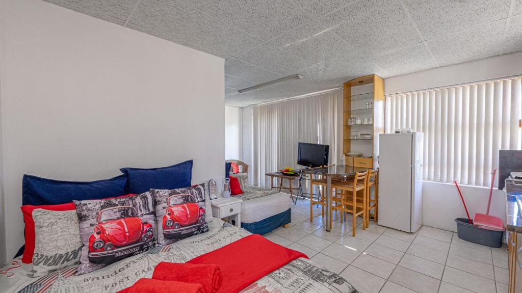 ストロイスバーイにあるBlue Whaleのベッドのある寝室とテーブルのあるキッチン