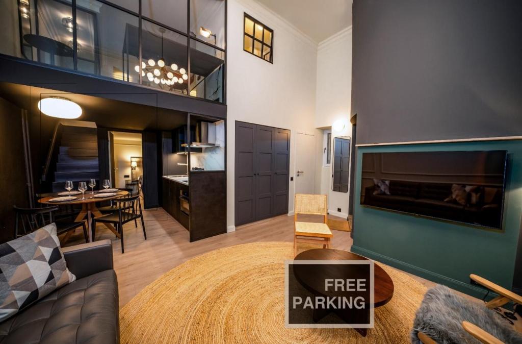 Hotel Apartment "Good Berlin", a large living room with a free parking sign in it at Apartment "Good Berlin" in Berlin